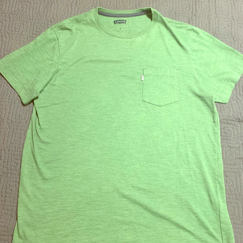 Men’s Levi’s pocket t shirt